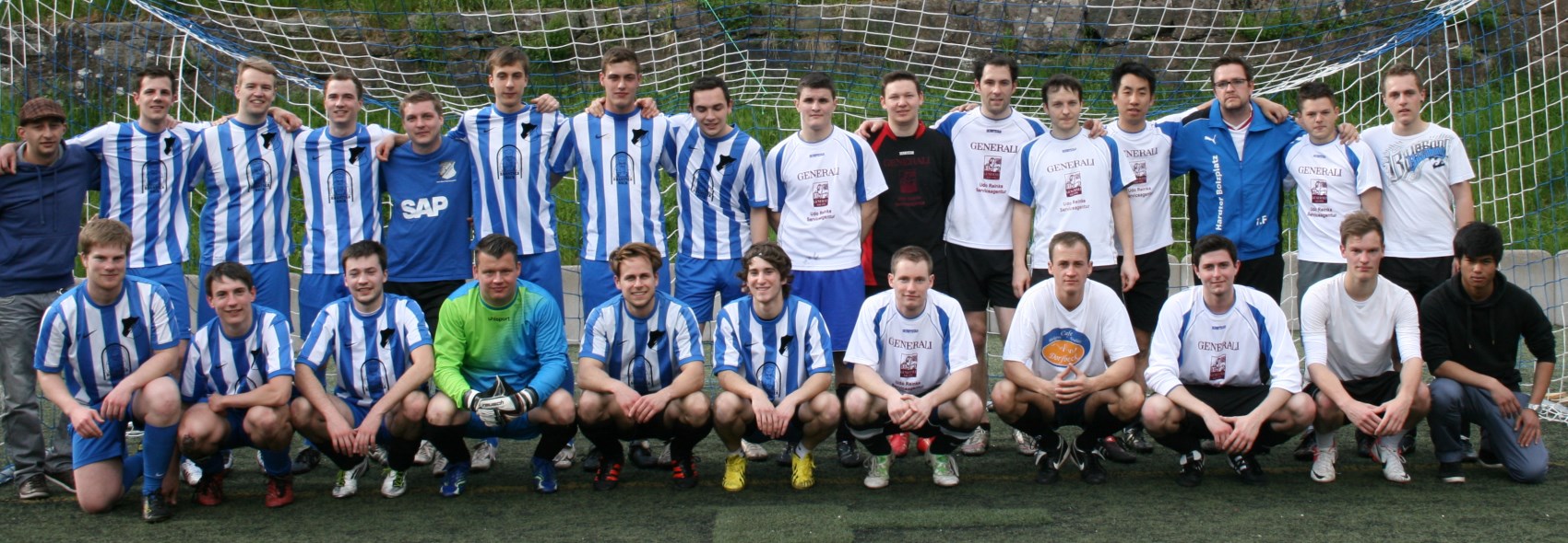 Der Fuballdorfmeister der Herren 2013 TSG Hoffnungslos (links) und der unterlegene Finalist Hardter Bolzplatz