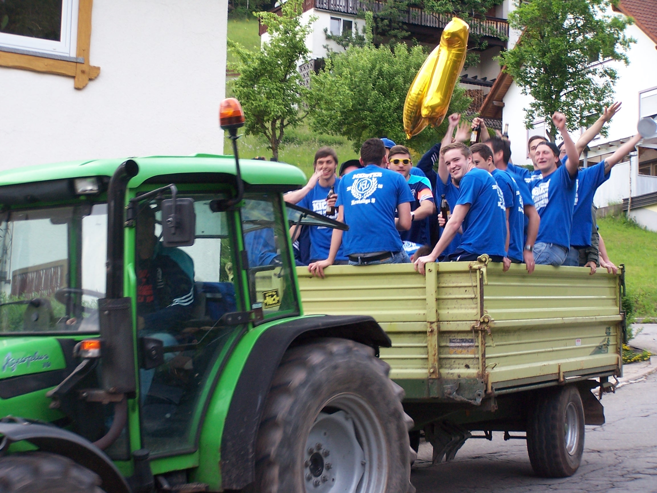 Nach dem Rundenabschluss ging es noch mit dem Traktor zum Sommerfest des JGV Sulzbach