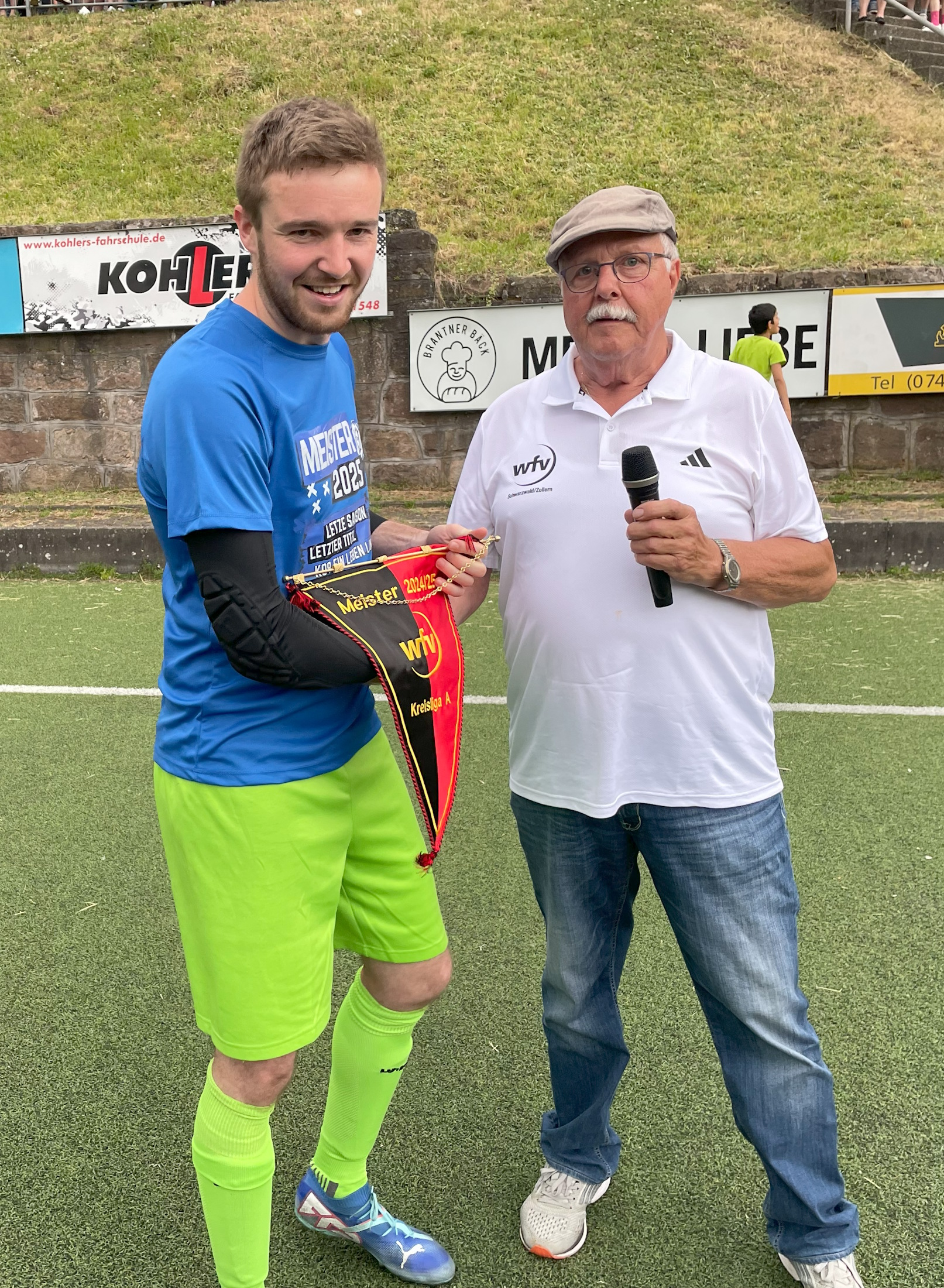 Staffelleiter Reiner Merz eberreicht Spielfhrer Jonas Moosmann den Meisterwimpel Saison 2024/2025