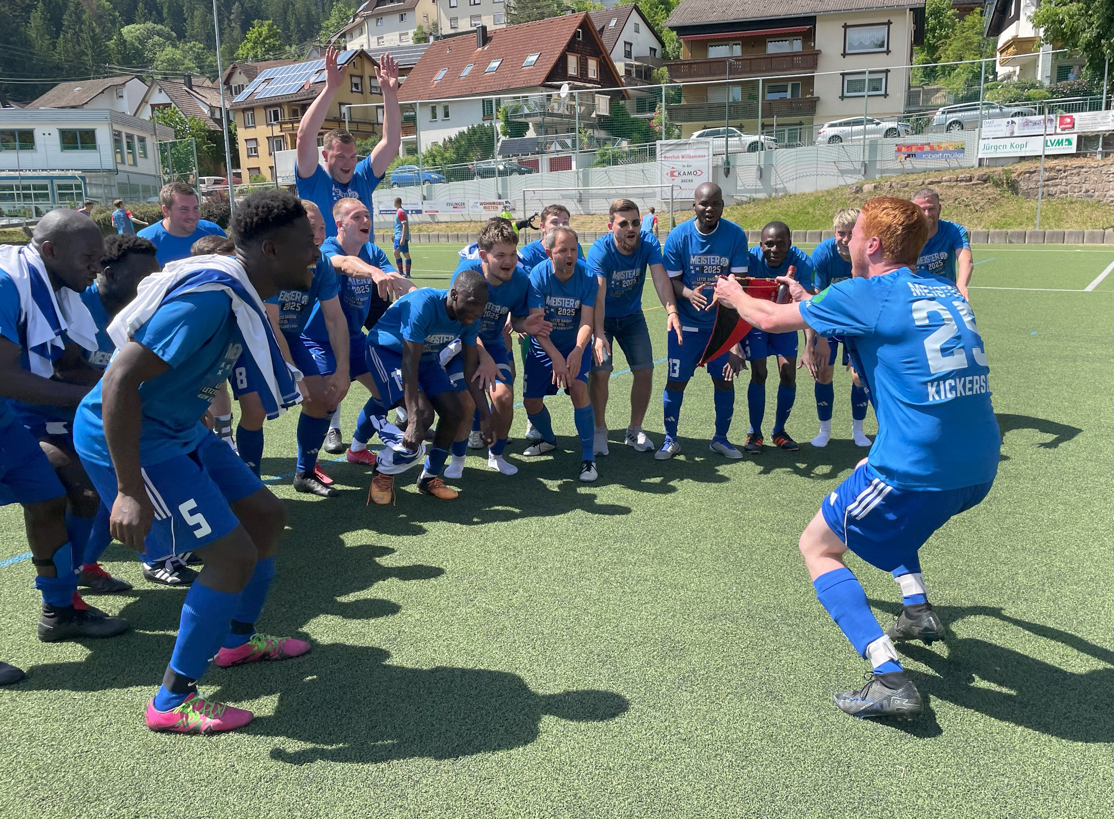 Der Meisterwimpel wird gefeiert