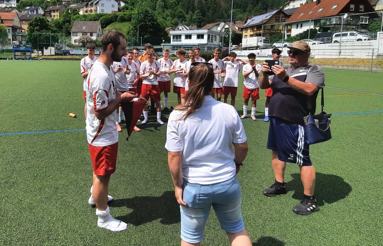 Lena Aberle berreichte Spielfhrer Marius Mller den Meisterwimpel