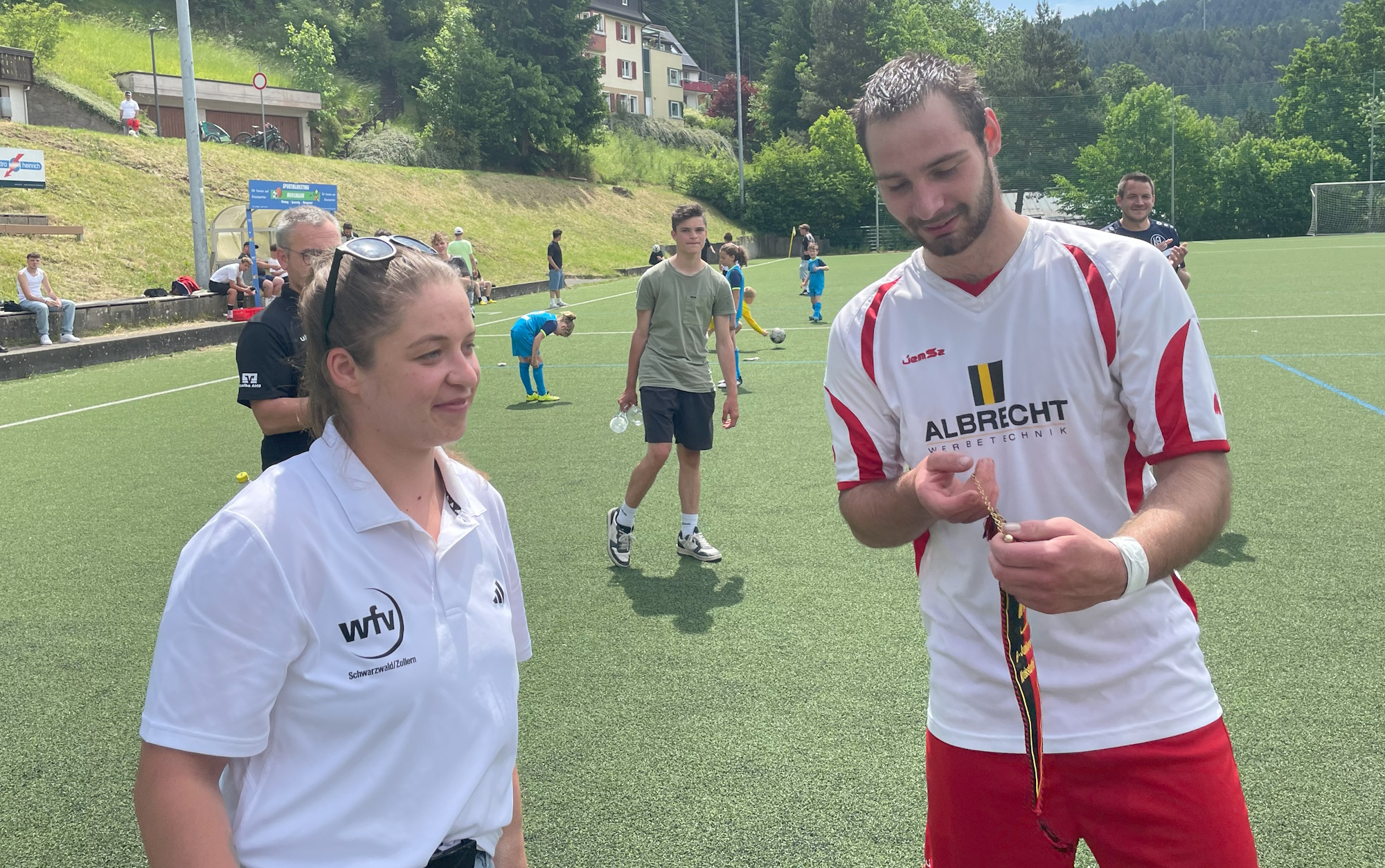 Lena Aberle berreichte Spielfhrer Marius Mller den Meisterwimpel