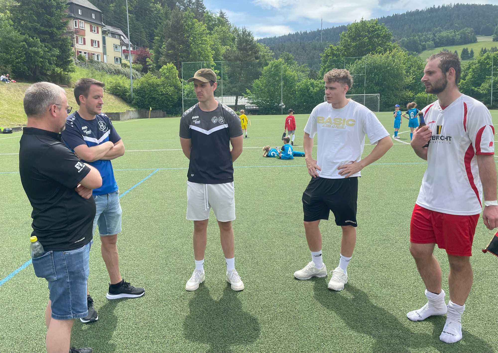 Thomas Hildbrand mit Spielfhrer Marius Mller und den Trainern Andi Bhler, Felix Fleig und Michael Lehmann