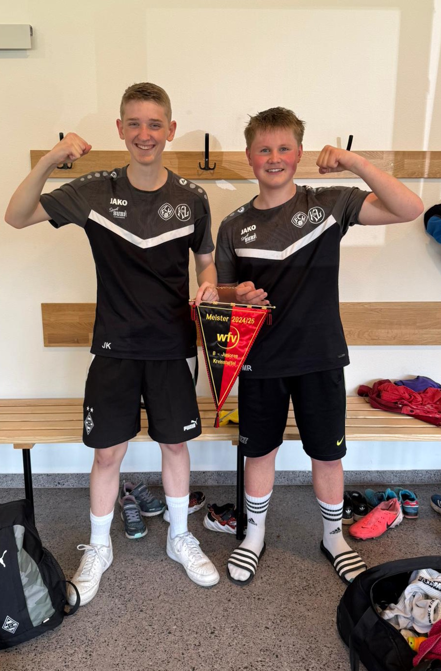 Jimmy Kunz und Maurice Rebmann mit dem Meisterwimpel