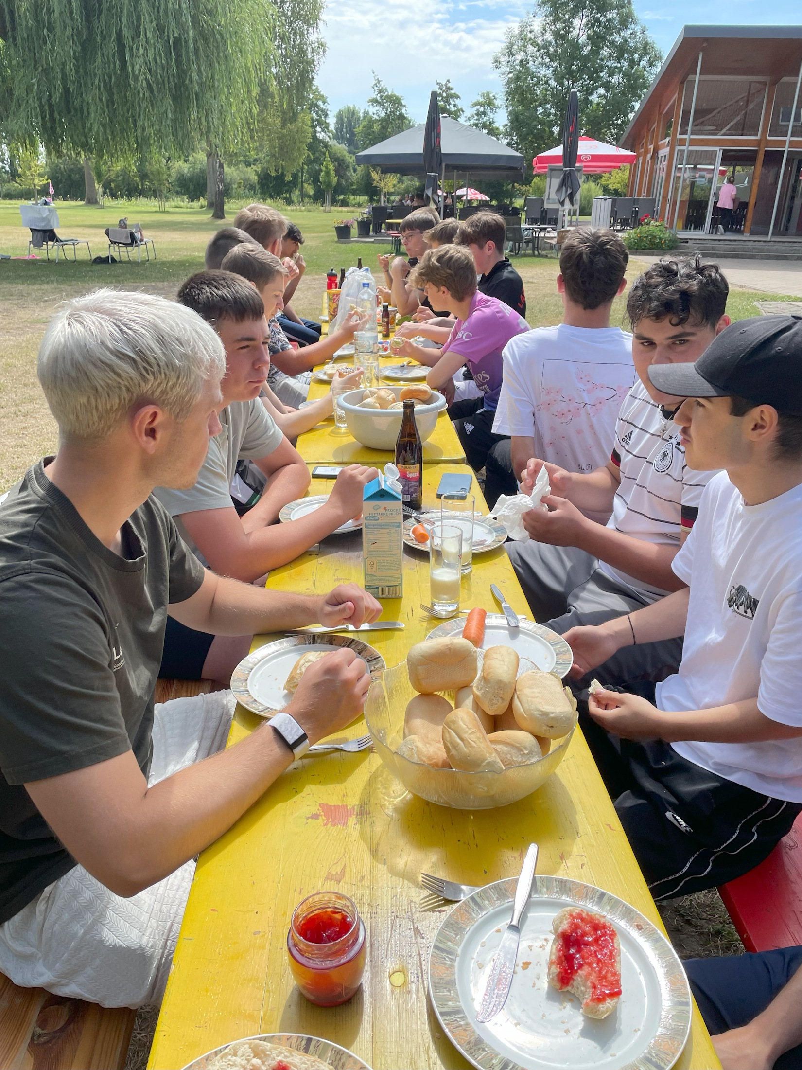 Frhstck vor der Unterkunft im Strandbad Iznang