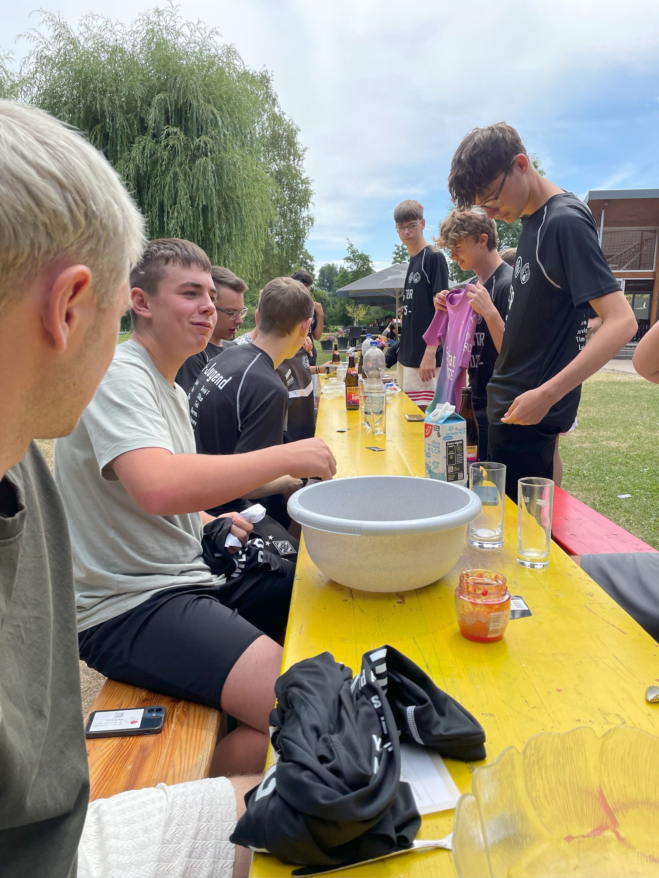 Die Meister-T-Shirts werden verteilt