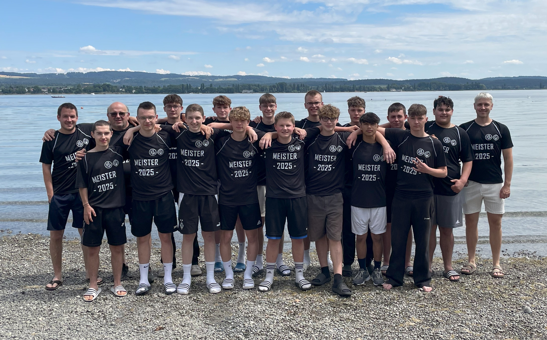 Gruppenfoto der B-Jugend mit den Trainern und Betreuer