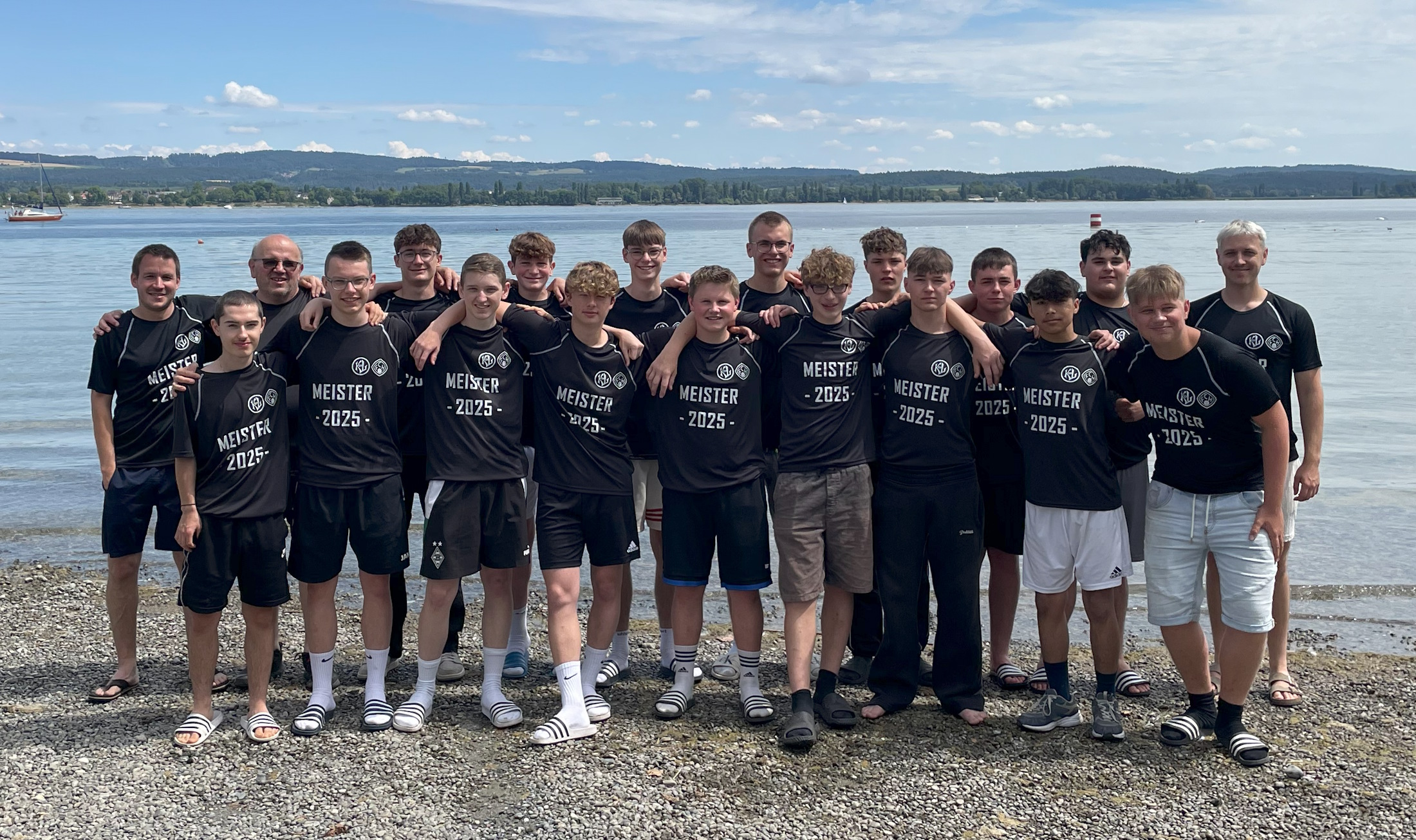Gruppenfoto der B-Jugend mit den Trainern und Betreuer